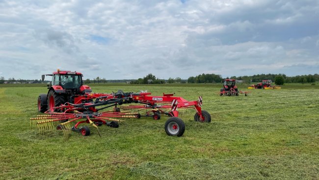 V akci byly dále dvourotorový shrnovač na prostřední řádek Rozmital SP-962H s hydraulicky nastavitelným pracovním záběrem až 9,6 m.